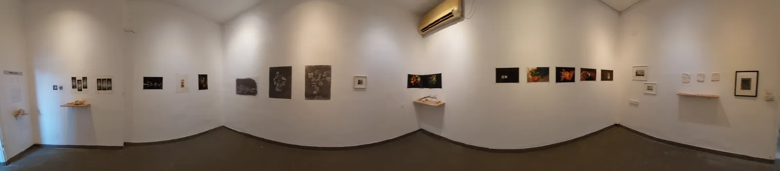 מבט פנורמי על קירות חלל התערוכה