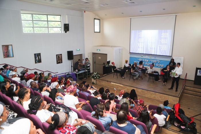קהל באולם במהלך מופע סוף השנה של מחלקת הרווחה בנתניה